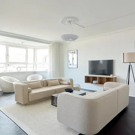Beautiful 3 Bedroom Near Shopping & Metro Apartment *