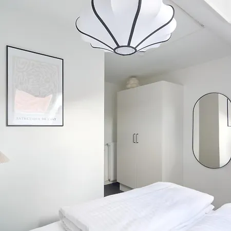 Beautiful 3 Bedroom Near Shopping & Metro *