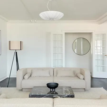 Beautiful 3 Bedroom Near Shopping & Metro Apartment