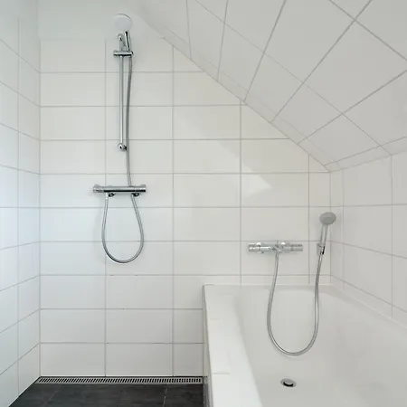 Apartment Beautiful 3 Bedroom Near Shopping & Metro *