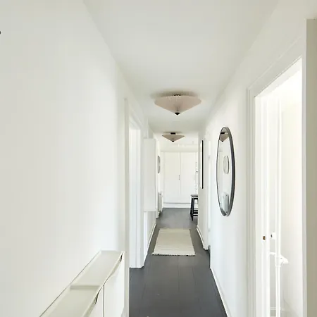Beautiful 3 Bedroom Near Shopping & Metro