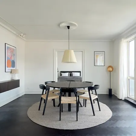 Beautiful 3 Bedroom Near Shopping & Metro