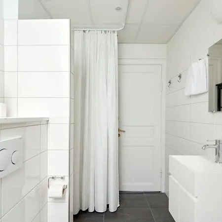 Beautiful 3 Bedroom Near Shopping & Metro Apartment *