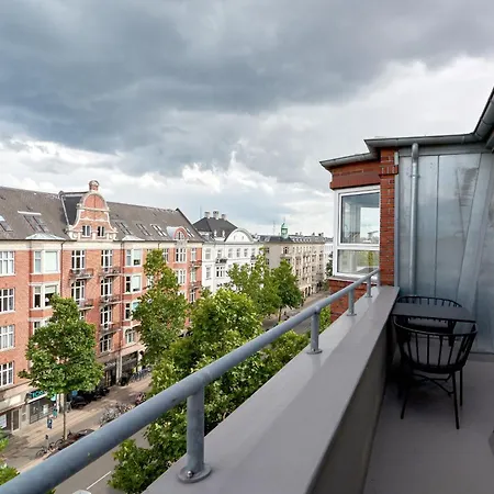 Beautiful 3 Bedroom Near Shopping & Metro Apartment *