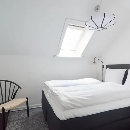 Beautiful 3 Bedroom Near Shopping & Metro *