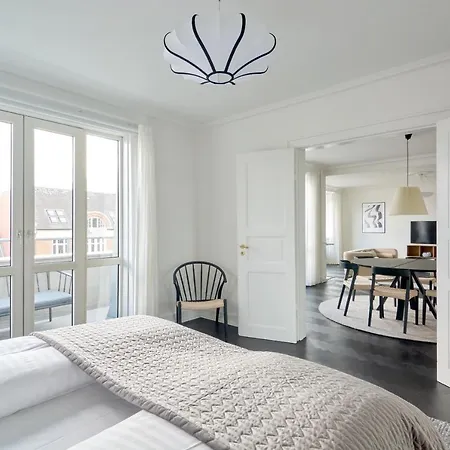 Beautiful 3 Bedroom Near Shopping & Metro *