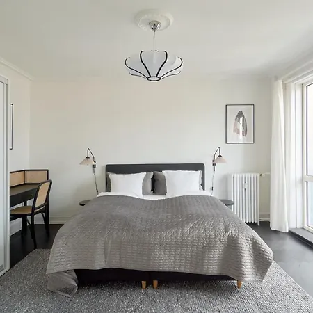 Beautiful 3 Bedroom Near Shopping & Metro Apartment