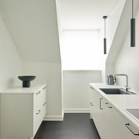 Beautiful 3 Bedroom Near Shopping & Metro *