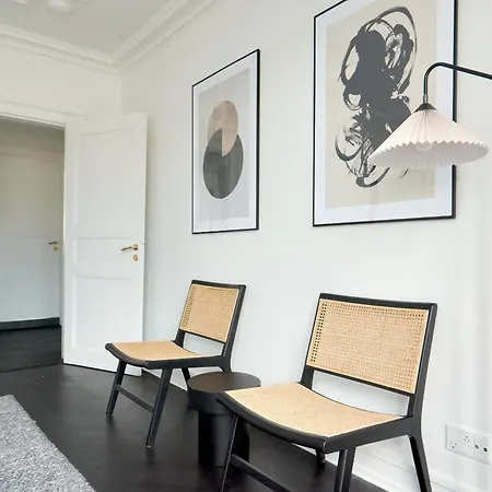 Beautiful 3 Bedroom Near Shopping & Metro *