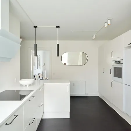 Beautiful 3 Bedroom Near Shopping & Metro *